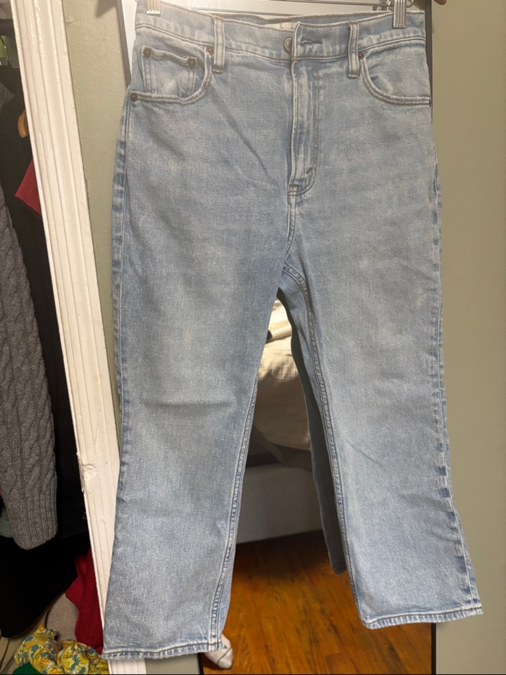 Abercrombie & Fitch Ultra High Rise Straight Ankle Jean